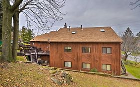 Pet-Friendly Townhome With Community Hot Tub!